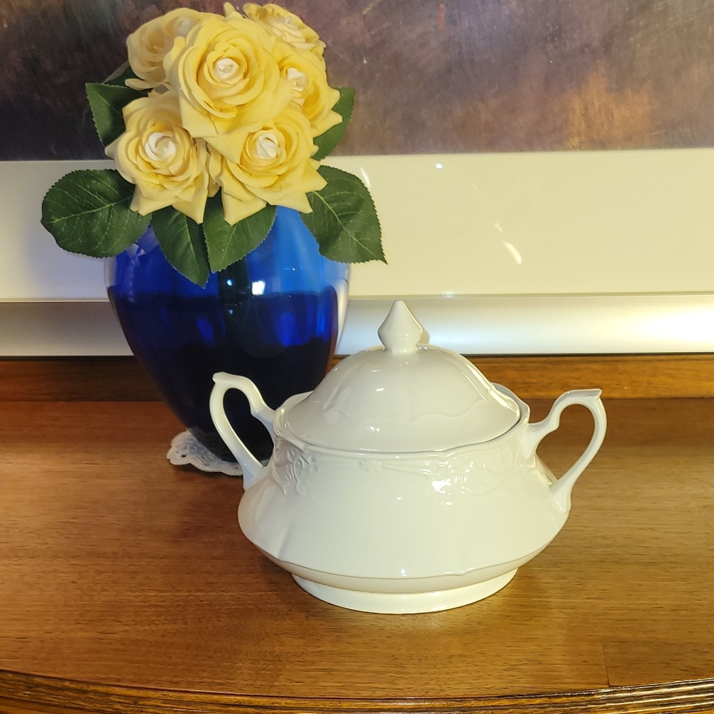 Johnson Brothers Richmond White Round Covered Vegetable Bowl.